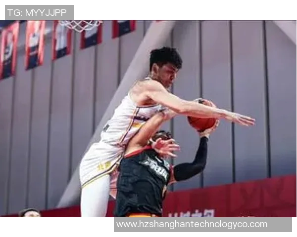 深圳与上海篮球赛激战正酣谁能在这场对决中笑到最后