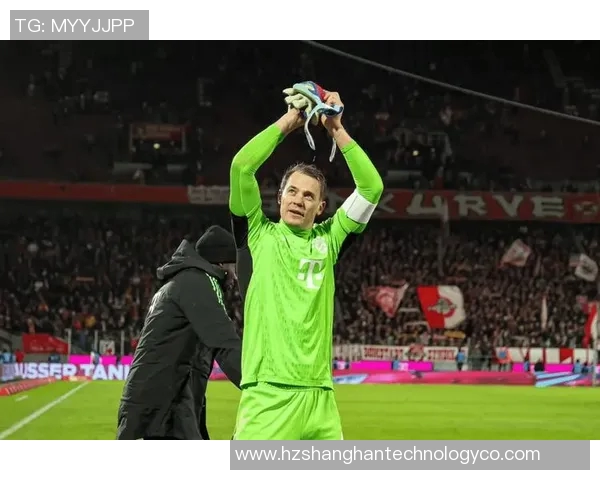 诺伊尔的守门传奇:从青涩少年到世界顶级门将的奋斗历程 诺伊尔的守门传奇:从青涩少年到世界顶级门将的奋斗历程